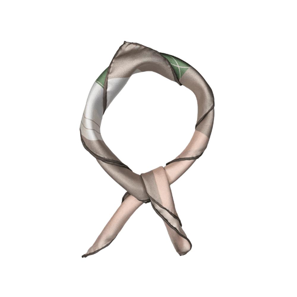 Vakkert silkeskjerf i 100% Mulberry silke. Skjerfet måler 53x53 cm, og er det perfekte tilbehøret rundt halsen eller vesken.